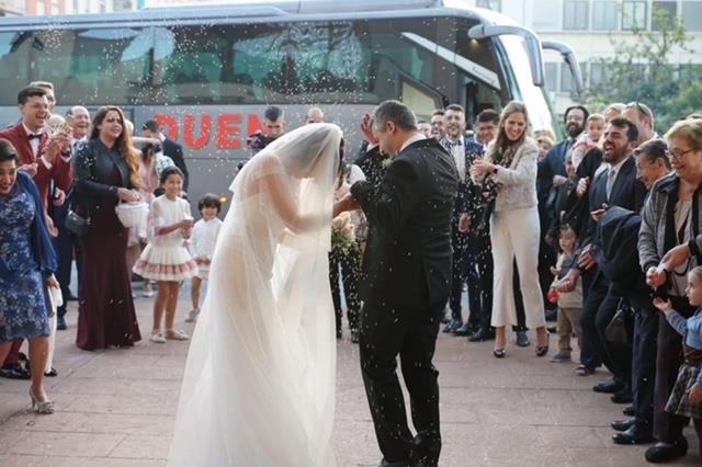 Novios preparados para subir al autobús